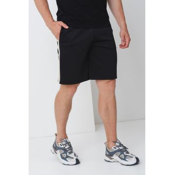 Pantaloni scurti cu buzunare laterale - Negru