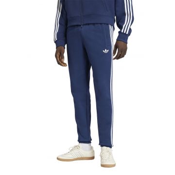 Pantaloni sport conici cu 3 dungi si buzunare laterale - Alb/Albastru inchis