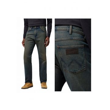 Blugi clasici regular de barbati -  Marimea 31/32 - Albastru - Model FRONTIER - Croiala dreapta si regulara - Talie medie standard - Inchidere cu fermoar rezistent - Ideal pentru zi de zi