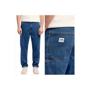 Blugi lejeri de barbati -  Marimea 34/32 - Albastru - Model CARPENTER - Croiala extrem de lejera Loose fit - Talie joasa adaptata - Inchidere sigura cu fermoar durabil - Denim rezistent premium
