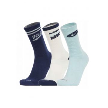 Set Sosete Unisex  HJ9336 902 Marime 34 38 Tehnologie Dri Fit Ce Asigura Uscare Si Confort Banda Elastica Pe Arcada Piciorului Pentru Stabilitate Varf Intarit Pentru Rezistenta Inalta Material Foarte Moale Multicolor 3 Piese