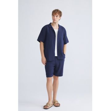 Pantaloni scurti relaxed fit din bumbac cu buzunar aplicat pe spate - Bleumarin