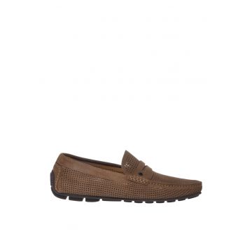 Pantofi loafer de piele intoarsa cu perforatii - Maro