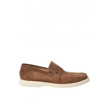 Pantofi loafer de piele intoarsa cu perforatii - Maro