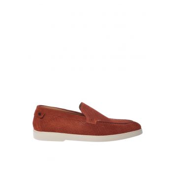 Pantofi loafer de piele intoarsa cu perforatii - Maro