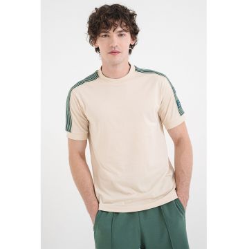 Tricou cu decolteu la baza gatului si dungi laterale contrastante - Bej inchis