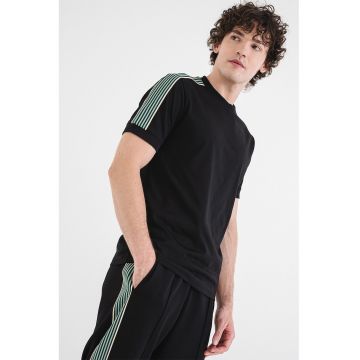 Tricou cu decolteu la baza gatului si dungi laterale contrastante - Negru