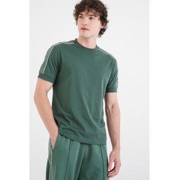 Tricou cu decolteu la baza gatului si dungi laterale contrastante - Verde padure
