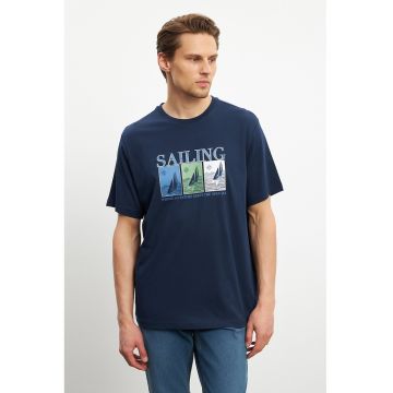 Tricou cu decolteu la baza gatului si imprimeu - Albastru inchis/Verde pal/Alb optic