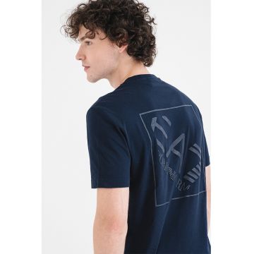 Tricou cu decolteu la baza gatului si imprimeu logo discret - Albastru ultramarin