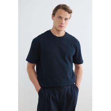 Tricou cu decolteu la baza gatului si model uni - Albastru ultramarin