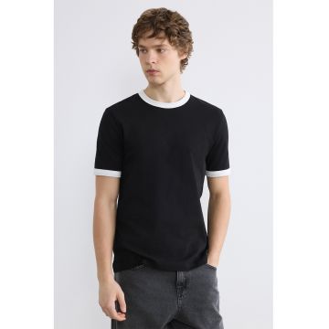 Tricou cu decolteu la baza gatului si terminatii contrastante - Negru