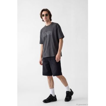 Tricou cu decolteu la baza gatului si text - Gri inchis