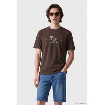 Tricou cu imprimeu grafic si decolteu la baza gatului - Maro pamantiu