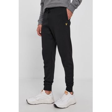 Lyle & Scott Pantaloni bărbați, culoarea negru, material neted