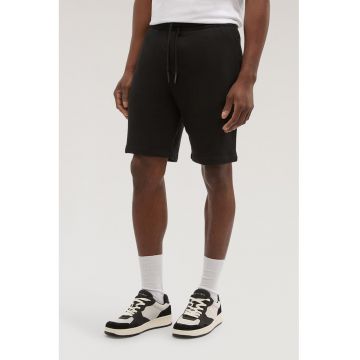 Pantaloni de trening scurti cu buzunar aplicat pe partea din spate - Negru