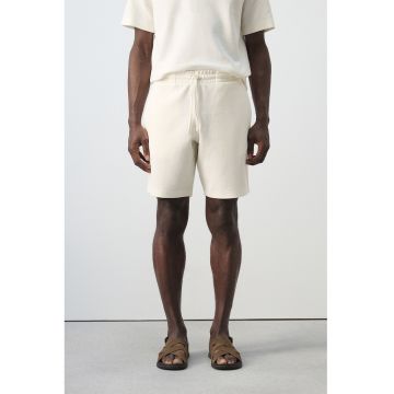Pantaloni scurti de trening cu aspect texturat si snur in talie - Alb fildes