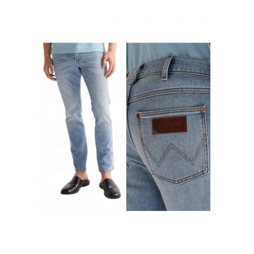 Blugi Barbati -  Larston - W31-L32 US - Albastru - Bumbac - Design Clasic Casual - Ideal Pentru Uz Zilnic - Material Premium Confortabil - Aspect Denim Modern - 5 Buzunare - Fermoar