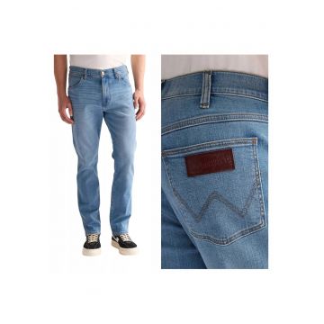 Blugi Barbati -  Larston - W33-L32 US - Albastru - Bumbac - Design Clasic Casual - Ideal Pentru Uz Zilnic - Material Premium Confortabil - Aspect Denim Modern - 5 Buzunare - Fermoar