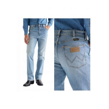 Blugi Barbati -  Wrancher - W32-L32 US - Albastru - Bumbac - Design Clasic Casual - Ideal Pentru Uz Zilnic - Material Premium Confortabil - Aspect Denim Modern - 5 Buzunare - Fermoar
