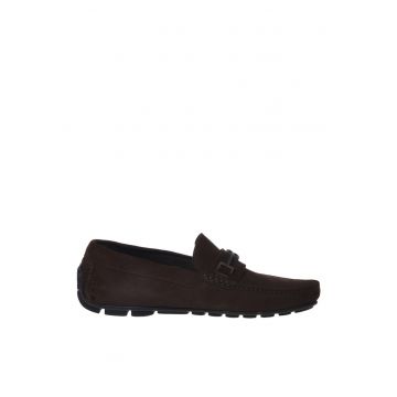 Pantofi loafer din piele intoarsa cu aplicatie logo metalica - Maro