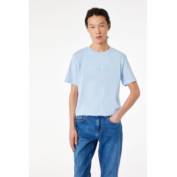 Tricou cu decolteu la baza gatului si imprimeu text - Albastru pastel