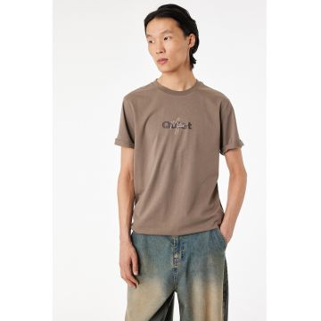 Tricou cu decolteu la baza gatului si imprimeu text - Maro taupe inchis