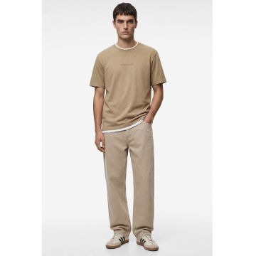 Tricou regular fit de bumbac cu imprimeu text discret - Maro camel