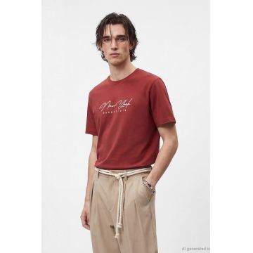 Tricou cu decolteu la baza gatului si imprimeu text pe piept - Rosu vintage