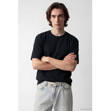 Tricou lejer cu decolteu la baza gatului - Negru