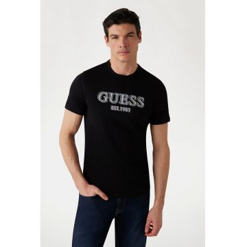 Tricou cu decolteu la baza gatului si imprimeu logo - Alb fildes/Negru/Albastru prafuit