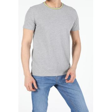 Tricou regular fit cu decolteu contrastant la baza gatului