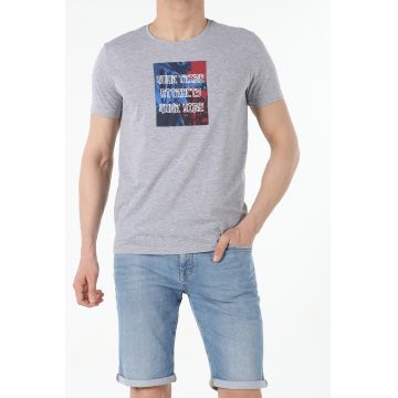 Tricou regular fit cu imprimeu abstract si text