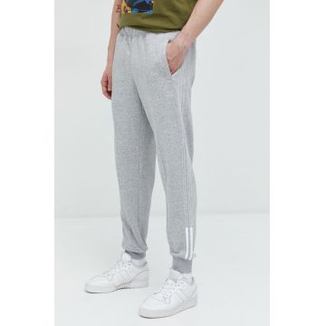 adidas Originals pantaloni de trening barbati, culoarea gri, cu imprimeu