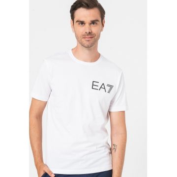 Tricou cu decolteu la baza gatului si logo pe piept