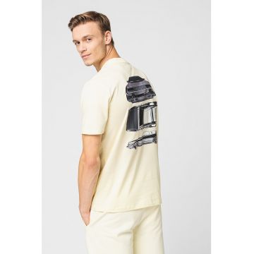 Tricou cu decolteu la baza gatului si imprimeu Delectric