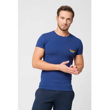 Tricou de casa cu decolteu la baza gatului si imprimeu logo