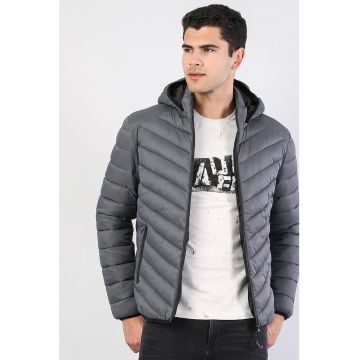 Geaca slim fit cu gluga si aspect matlasat