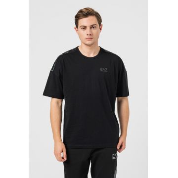 Tricou cu decolteu la baza gatului si logo