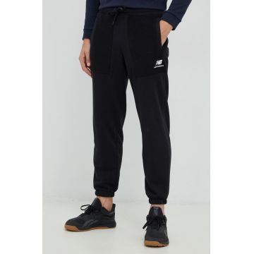 New Balance pantaloni de trening barbati, culoarea negru, cu imprimeu